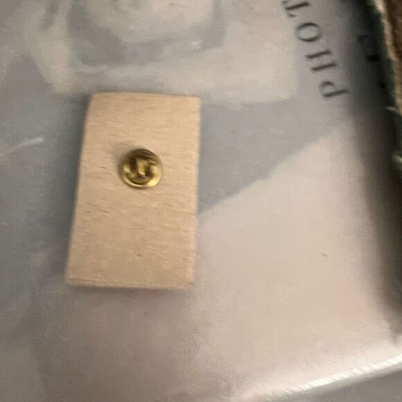 Gold tone Easter Bunny in Basket vintage lapel pin. - Picture 4 of 4